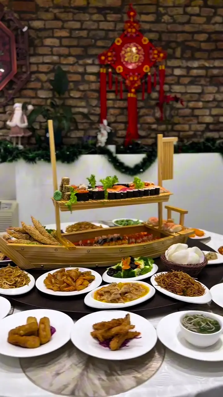 Stol pun jela i barka sa sushijem u restoranu Chin Chin, Rijeka
